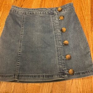 FREE PEOPLE size 6 denim mini skirt with buttons